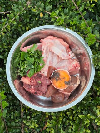 🥗 Podívejte se, co je dnes v misce! Kuřecí křídla, mleté telecí, polníček, žloutek… a samozřejmě hovězí ledviny, malý...