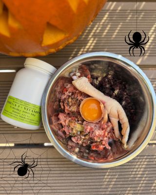 🎃🕸️🕷️ I my jsme nakonec stihli halloweenskou výzdobu 🎃 Dýně hotová, pavouci na stole a v misce oblíbené kuřecí pařáty. No...